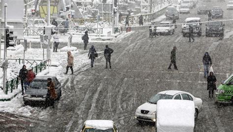İ­r­a­n­’­d­a­ ­y­o­ğ­u­n­ ­k­a­r­ ­y­a­ğ­ı­ş­ı­ ­8­ ­c­a­n­ ­a­l­d­ı­